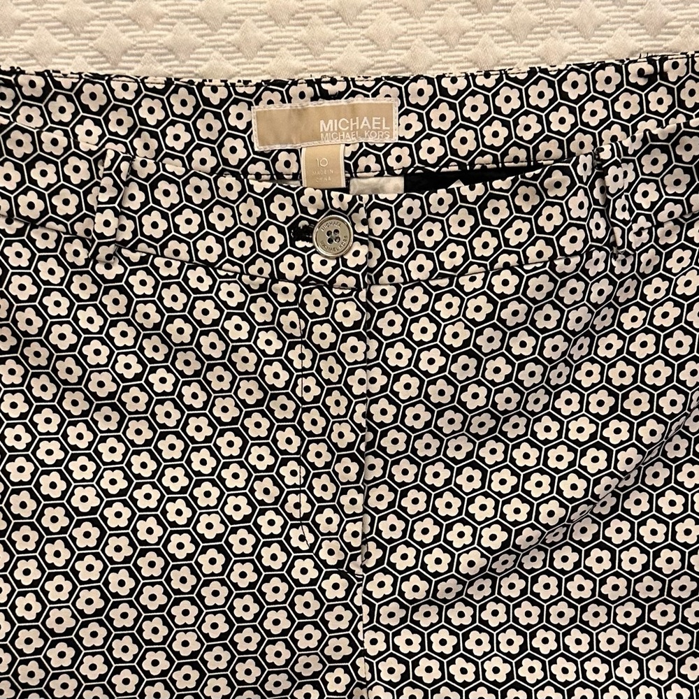 NWOT MICHAEL Michael Kors Black/White Daisy Print Cotton Stretch Pants. Size 10. - Picture 2 of 13